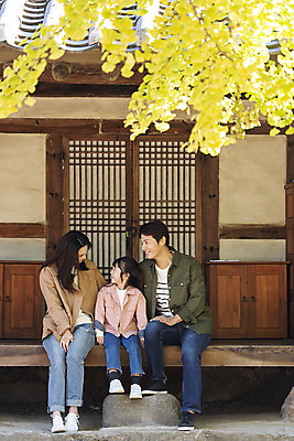 포토 JPG 주간 전신 전통 여자 남자 행복 문화 여유 어린이 40대 여행 가족 가족여행 한옥 사랑 미소 사람 동양인 성인 야외 앞모습 세명 30대 마주보기 한국인 가을 체험 역사 전라북도 은행나무 설레임 가을여행 국내여행 전주 툇마루 향교 전주향교 국내포토 자연요소 나무 한국전통 계절 감정 뷰포인트 중년 컨셉 고건축 관계 모션 유적지 표정 인종 장년 마루_인테리어 전라도 교육기관 파일형식 가을_계절