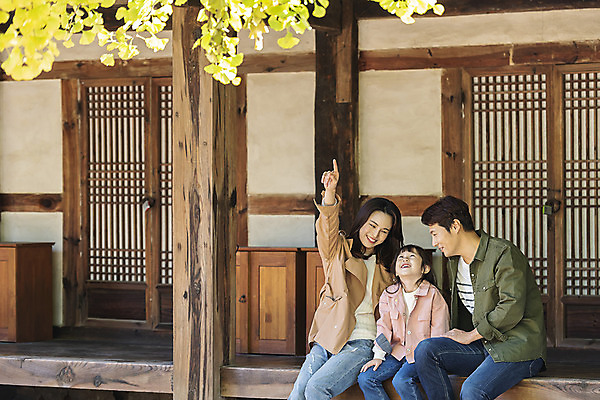 포토 JPG 주간 전통 응시 여자 남자 행복 문화 여유 어린이 40대 여행 가족 가족여행 한옥 사랑 미소 사람 앉기 동양인 상반신 성인 야외 옆모습 세명 30대 한국인 가을 가리킴 체험 역사 전라북도 은행나무 설레임 가을여행 국내여행 전주 툇마루 향교 전주향교 국내포토 자연요소 나무 한국전통 시선 계절 감정 뷰포인트 중년 컨셉 고건축 관계 모션 유적지 표정 인종 손짓 장년 마루_인테리어 전라도 교육기관 파일형식 가을_계절