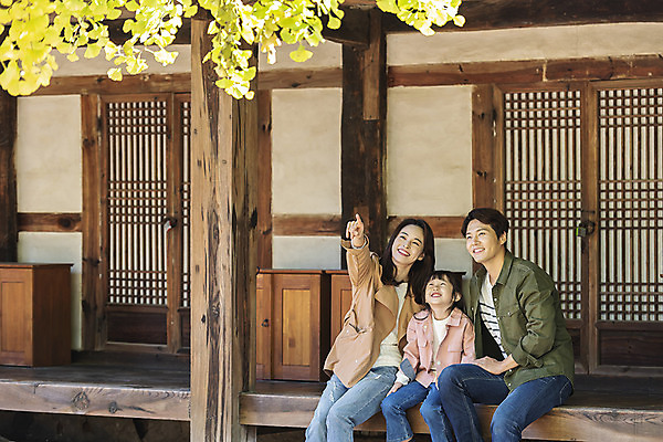 포토 JPG 주간 전통 응시 여자 남자 행복 문화 여유 어린이 40대 여행 가족 가족여행 한옥 사랑 미소 사람 앉기 동양인 상반신 성인 야외 옆모습 세명 30대 한국인 가을 가리킴 체험 역사 전라북도 은행나무 설레임 가을여행 국내여행 전주 툇마루 향교 전주향교 국내포토 자연요소 나무 한국전통 시선 계절 감정 뷰포인트 중년 컨셉 고건축 관계 모션 유적지 표정 인종 손짓 장년 마루_인테리어 전라도 교육기관 파일형식 가을_계절