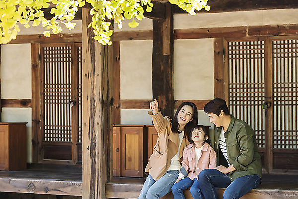 포토 JPG 주간 전통 여자 남자 행복 문화 여유 어린이 40대 여행 가족 가족여행 한옥 사랑 사람 앉기 동양인 상반신 성인 야외 옆모습 세명 30대 한국인 가을 가리킴 체험 역사 전라북도 은행나무 설레임 가을여행 국내여행 전주 툇마루 향교 전주향교 국내포토 자연요소 나무 한국전통 계절 감정 뷰포인트 중년 컨셉 고건축 관계 모션 유적지 인종 손짓 장년 마루_인테리어 전라도 교육기관 파일형식 가을_계절