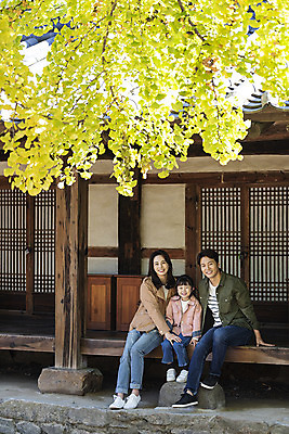 포토 JPG 주간 전신 전통 응시 여자 남자 행복 문화 여유 어린이 40대 여행 가족 가족여행 한옥 사랑 미소 사람 앉기 동양인 성인 야외 앞모습 옆모습 세명 30대 한국인 가을 체험 역사 전라북도 은행나무 설레임 가을여행 국내여행 전주 툇마루 향교 전주향교 국내포토 자연요소 나무 한국전통 시선 계절 감정 뷰포인트 중년 컨셉 고건축 관계 모션 유적지 표정 인종 장년 마루_인테리어 전라도 교육기관 파일형식 가을_계절