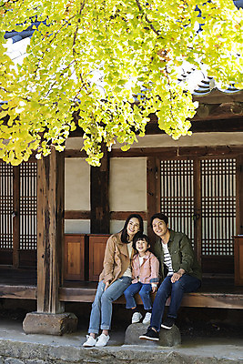 포토 JPG 주간 전신 전통 응시 여자 남자 행복 문화 여유 어린이 40대 여행 가족 가족여행 한옥 사랑 미소 사람 앉기 동양인 성인 야외 옆모습 세명 30대 한국인 가을 체험 역사 전라북도 은행나무 설레임 가을여행 국내여행 전주 툇마루 향교 전주향교 국내포토 자연요소 나무 한국전통 시선 계절 감정 뷰포인트 중년 컨셉 고건축 관계 모션 유적지 표정 인종 장년 마루_인테리어 전라도 교육기관 파일형식 가을_계절