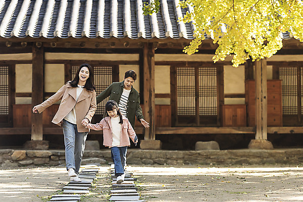 포토 JPG 주간 전신 전통 응시 여자 남자 행복 문화 여유 어린이 40대 여행 가족 가족여행 한옥 사랑 미소 사람 동양인 성인 야외 앞모습 세명 30대 걷기 손잡기 한국인 가을 체험 역사 전라북도 즐거움 은행나무 설레임 가을여행 국내여행 돌길 전주 향교 전주향교 국내포토 자연요소 나무 한국전통 시선 계절 감정 길 뷰포인트 중년 컨셉 고건축 관계 모션 유적지 표정 인종 장년 전라도 교육기관 파일형식 가을_계절