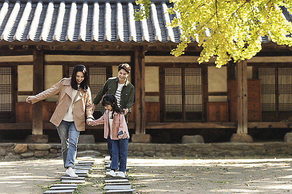 포토 JPG 주간 전신 전통 여자 남자 행복 문화 여유 어린이 40대 여행 가족 놀이 가족여행 한옥 사랑 사람 동양인 성인 야외 앞모습 세명 30대 걷기 손잡기 한국인 가을 체험 역사 전라북도 즐거움 설레임 가을여행 국내여행 돌길 전주 향교 전주향교 국내포토 자연요소 한국전통 계절 감정 길 뷰포인트 중년 컨셉 고건축 관계 모션 유적지 인종 장년 전라도 교육기관 파일형식 가을_계절