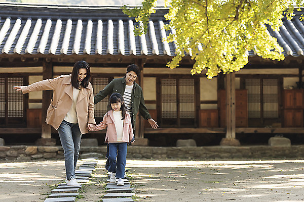 포토 JPG 주간 전신 전통 여자 남자 행복 문화 여유 어린이 40대 여행 가족 놀이 가족여행 한옥 사랑 사람 동양인 성인 야외 앞모습 세명 30대 걷기 한국인 가을 체험 역사 전라북도 즐거움 설레임 가을여행 국내여행 돌길 전주 향교 전주향교 국내포토 자연요소 한국전통 계절 감정 길 뷰포인트 중년 컨셉 고건축 관계 모션 유적지 인종 장년 전라도 교육기관 파일형식 가을_계절