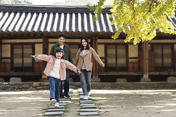 포토 JPG 주간 전신 전통 응시 여자 남자 행복 문화 여유 어린이 40대 여행 가족 팔벌리기 가족여행 한옥 사랑 미소 사람 동양인 성인 야외 앞모습 세명 30대 걷기 한국인 가을 체험 역사 전라북도 즐거움 설레임 가을여행 국내여행 전주 향교 전주향교 국내포토 자연요소 한국전통 시선 계절 감정 뷰포인트 중년 컨셉 고건축 관계 모션 유적지 표정 인종 장년 전라도 교육기관 파일형식 가을_계절