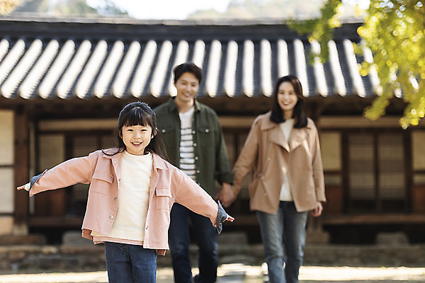 포토 JPG 주간 전통 응시 여자 남자 행복 문화 여유 어린이 40대 여행 가족 팔벌리기 가족여행 한옥 사랑 미소 사람 동양인 상반신 성인 야외 앞모습 아웃포커스 세명 30대 걷기 산책 한국인 가을 체험 역사 전라북도 즐거움 설레임 가을여행 국내여행 전주 향교 전주향교 국내포토 자연요소 한국전통 시선 계절 감정 뷰포인트 중년 컨셉 고건축 관계 모션 유적지 휴식 촬영기법 표정 인종 장년 전라도 교육기관 파일형식 가을_계절