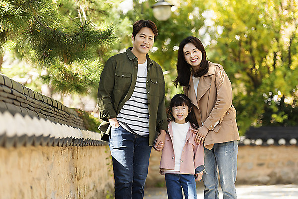 포토 JPG 주간 전통 응시 여자 남자 행복 문화 여유 어린이 40대 여행 가족 가족여행 한옥 사랑 미소 사람 동양인 상반신 성인 야외 앞모습 세명 30대 한국인 가을 체험 역사 전라북도 설레임 가을여행 국내여행 돌담길 전주 향교 전주향교 국내포토 자연요소 한국전통 시선 계절 감정 길 뷰포인트 중년 컨셉 고건축 관계 유적지 돌담 표정 인종 장년 전라도 교육기관 파일형식 가을_계절