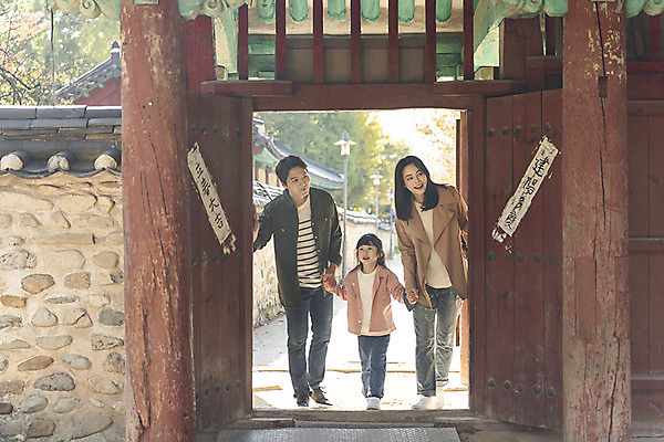 포토 JPG 주간 전신 전통 여자 남자 행복 문화 여유 어린이 40대 여행 가족 출입구 가족여행 한옥 사랑 사람 동양인 성인 야외 앞모습 세명 30대 손잡기 한국인 가을 체험 역사 전라북도 엿보기 호기심 전통문 설레임 가을여행 국내여행 전주 향교 전주향교 국내포토 자연요소 한국전통 계절 감정 뷰포인트 중년 컨셉 고건축 관계 모션 유적지 인종 장년 문 전라도 교육기관 파일형식 가을_계절