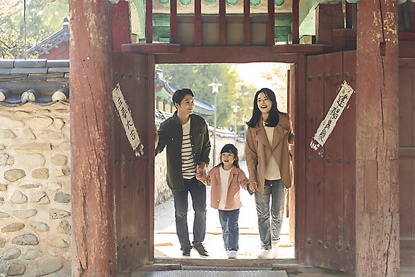 포토 JPG 주간 전신 전통 여자 남자 행복 문화 여유 어린이 40대 여행 가족 출입구 가족여행 한옥 사랑 미소 사람 동양인 성인 야외 앞모습 세명 30대 한국인 가을 체험 역사 전라북도 호기심 전통문 설레임 가을여행 국내여행 전주 향교 전주향교 국내포토 자연요소 한국전통 계절 감정 뷰포인트 중년 컨셉 고건축 관계 유적지 표정 인종 장년 문 전라도 교육기관 파일형식 가을_계절