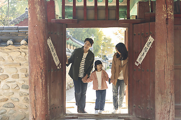 포토 JPG 주간 전신 전통 여자 남자 행복 문화 여유 어린이 40대 여행 가족 출입구 가족여행 한옥 사랑 사람 동양인 성인 야외 앞모습 세명 30대 손잡기 한국인 가을 체험 역사 전라북도 호기심 전통문 설레임 가을여행 국내여행 전주 향교 전주향교 국내포토 자연요소 한국전통 계절 감정 뷰포인트 중년 컨셉 고건축 관계 모션 유적지 인종 장년 문 전라도 교육기관 파일형식 가을_계절