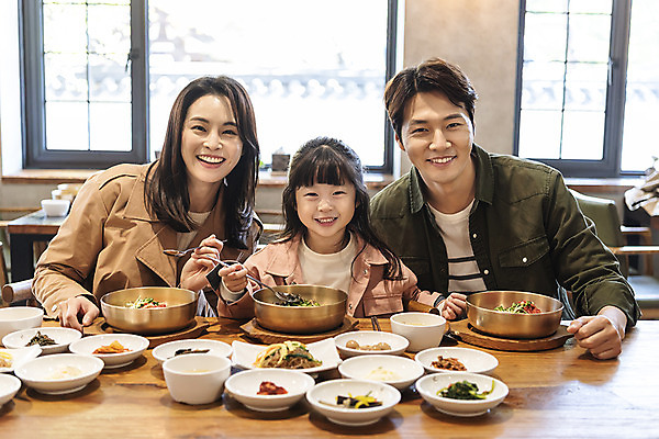 포토 JPG 주간 전통 응시 여자 남자 행복 문화 여유 어린이 음식 40대 여행 가족 가족여행 한국 실내 사랑 미소 사람 동양인 상반신 성인 앞모습 세명 30대 식당 한국인 가을 체험 전라북도 비빔밥 설레임 가을여행 국내여행 먹거리 전주 국내포토 자연요소 시선 계절 감정 아시아 한식 뷰포인트 중년 컨셉 관계 표정 인종 내부 장년 상점 전라도 파일형식 가을_계절