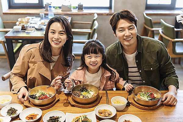 포토 JPG 주간 전통 응시 여자 남자 행복 문화 여유 어린이 음식 40대 여행 가족 가족여행 한국 실내 사랑 미소 사람 동양인 상반신 성인 앞모습 세명 30대 하이앵글 식당 한국인 가을 체험 전라북도 비빔밥 설레임 가을여행 국내여행 먹거리 전주 국내포토 자연요소 시선 계절 감정 아시아 한식 뷰포인트 중년 컨셉 관계 표정 인종 내부 장년 상점 전라도 파일형식 나라