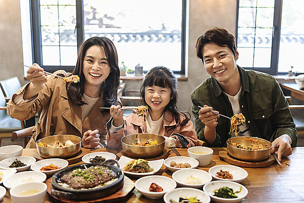 포토 JPG 주간 전통 응시 여자 남자 행복 문화 여유 어린이 음식 40대 여행 가족 가족여행 한국 실내 사랑 미소 사람 동양인 상반신 성인 앞모습 세명 30대 식당 한국인 가을 체험 전라북도 먹기 비빔밥 설레임 가을여행 국내여행 먹거리 전주 국내포토 자연요소 시선 계절 감정 아시아 한식 뷰포인트 중년 컨셉 관계 모션 표정 인종 내부 장년 상점 전라도 파일형식 가을_계절