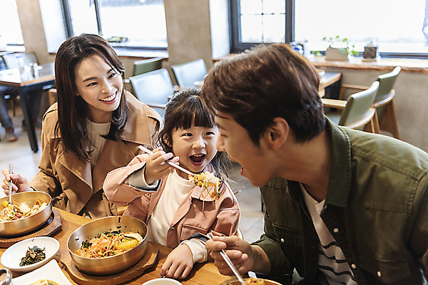 포토 JPG 주간 전통 여자 남자 행복 문화 여유 어린이 음식 40대 여행 가족 가족여행 한국 실내 사랑 사람 동양인 상반신 성인 옆모습 세명 30대 식당 한국인 가을 체험 전라북도 먹기 먹여주기 비빔밥 설레임 가을여행 국내여행 먹거리 전주 국내포토 자연요소 계절 감정 아시아 한식 뷰포인트 중년 컨셉 관계 모션 인종 내부 장년 상점 전라도 파일형식 가을_계절