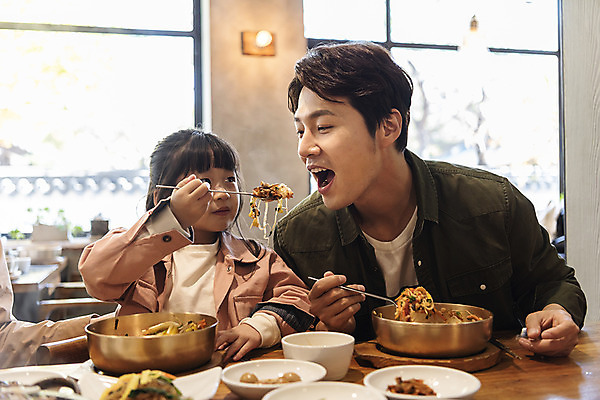 포토 JPG 주간 전통 여자 남자 행복 문화 여유 어린이 음식 40대 여행 가족 가족여행 한국 실내 사랑 사람 동양인 상반신 성인 두명 식당 한국인 가을 체험 전라북도 먹여주기 비빔밥 설레임 가을여행 국내여행 먹거리 전주 부녀 국내포토 자연요소 계절 딸 감정 아시아 한식 중년 컨셉 관계 인종 내부 상점 아빠 전라도 먹기 파일형식 가을_계절