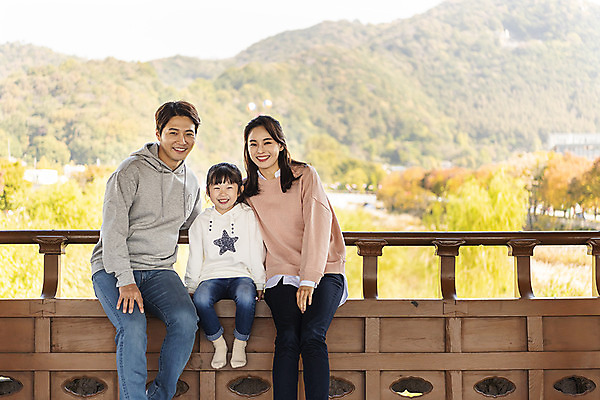 포토 JPG 주간 전신 전통 응시 여자 남자 행복 문화 여유 어린이 40대 여행 가족 가족여행 한국 사랑 미소 사람 앉기 동양인 상반신 성인 야외 앞모습 세명 30대 한국인 가을 체험 역사 전라북도 정자 설레임 가을여행 국내여행 전주 청연루 국내포토 자연요소 건축물 시선 계절 감정 아시아 뷰포인트 중년 컨셉 관계 모션 표정 인종 장년 전라도 파일형식 가을_계절