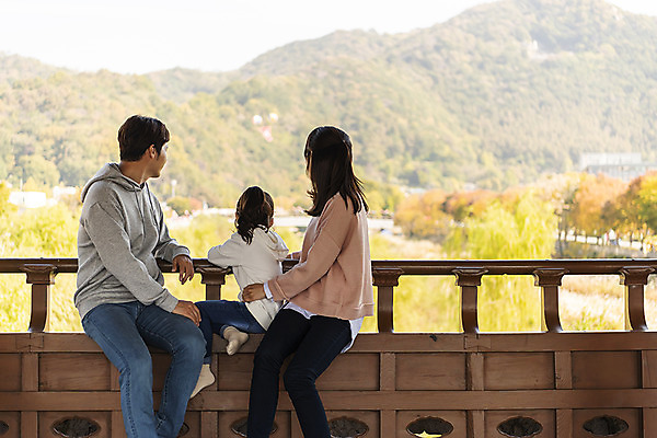 포토 JPG 주간 전신 전통 응시 여자 남자 행복 문화 여유 어린이 40대 여행 난간 가족 가족여행 한국 사랑 사람 앉기 동양인 풍경 상반신 성인 야외 옆모습 뒷모습 세명 30대 한국인 가을 체험 역사 전라북도 설레임 가을여행 국내여행 전주 청연루 국내포토 자연요소 시선 계절 감정 아시아 뷰포인트 중년 컨셉 관계 모션 인종 장년 전라도 파일형식 가을_계절