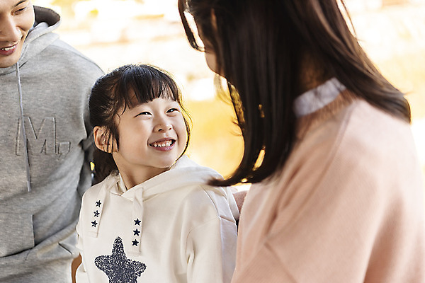 포토 JPG 주간 전통 응시 여자 남자 행복 문화 여유 어린이 40대 여행 가족 가족여행 한국 사랑 미소 사람 앉기 동양인 상반신 성인 야외 옆모습 세명 30대 마주보기 한국인 가을 체험 역사 전라북도 설레임 가을여행 국내여행 전주 청연루 국내포토 자연요소 시선 계절 감정 아시아 뷰포인트 중년 컨셉 관계 모션 표정 인종 장년 전라도 파일형식 가을_계절