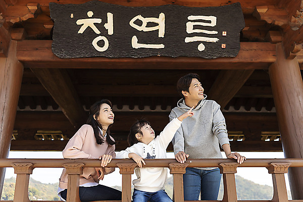 포토 JPG 주간 전통 응시 여자 남자 행복 문화 여유 어린이 40대 여행 난간 가족 가족여행 한국 사랑 미소 사람 앉기 동양인 상반신 성인 야외 앞모습 옆모습 세명 30대 기댐 한국인 가을 가리킴 체험 역사 전라북도 설레임 가을여행 국내여행 전주 청연루 국내포토 자연요소 시선 계절 감정 아시아 뷰포인트 중년 컨셉 관계 모션 표정 인종 손짓 장년 전라도 파일형식 가을_계절