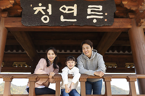 포토 JPG 주간 전통 응시 여자 남자 행복 문화 여유 어린이 40대 여행 난간 가족 가족여행 한국 사랑 미소 사람 앉기 동양인 상반신 성인 야외 앞모습 옆모습 세명 30대 기댐 한국인 가을 체험 역사 전라북도 설레임 가을여행 국내여행 전주 청연루 국내포토 자연요소 시선 계절 감정 아시아 뷰포인트 중년 컨셉 관계 모션 표정 인종 장년 전라도 파일형식 가을_계절