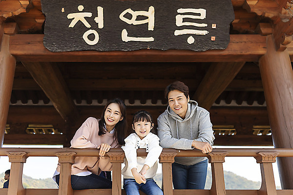 포토 JPG 주간 전통 응시 여자 남자 행복 문화 여유 어린이 40대 여행 난간 가족 가족여행 한국 사랑 미소 사람 동양인 상반신 성인 야외 앞모습 옆모습 세명 30대 기댐 한국인 가을 체험 역사 전라북도 설레임 가을여행 국내여행 전주 청연루 국내포토 자연요소 시선 계절 감정 아시아 뷰포인트 중년 컨셉 관계 모션 표정 인종 장년 전라도 파일형식 가을_계절