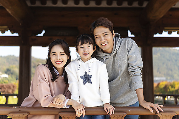 포토 JPG 주간 전통 응시 여자 남자 행복 문화 여유 어린이 40대 여행 난간 가족 가족여행 한국 사랑 미소 사람 동양인 상반신 성인 야외 앞모습 세명 30대 기댐 한국인 가을 체험 역사 전라북도 설레임 가을여행 국내여행 전주 청연루 국내포토 자연요소 시선 계절 감정 아시아 뷰포인트 중년 컨셉 관계 모션 표정 인종 장년 전라도 파일형식 가을_계절