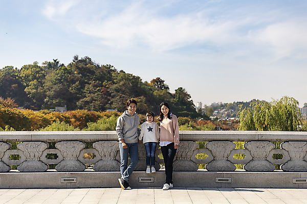 포토 JPG 주간 전신 구름 전통 응시 여자 남자 행복 문화 여유 어린이 40대 여행 가족 하늘 가족여행 한국 사랑 서기 미소 사람 동양인 풍경 성인 야외 세명 30대 기댐 한국인 가을 체험 역사 전라북도 설레임 가을여행 국내여행 전주 청연루 가교 국내포토 자연요소 건축물 시선 계절 감정 아시아 중년 컨셉 관계 모션 표정 인종 장년 전라도 파일형식 가을_계절