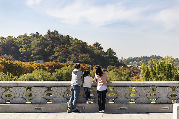 포토 JPG 주간 전신 구름 전통 응시 여자 남자 행복 문화 여유 어린이 40대 여행 가족 하늘 가족여행 한국 사랑 서기 사람 동양인 풍경 성인 야외 뒷모습 세명 30대 기댐 한국인 가을 체험 역사 전라북도 설레임 가을여행 국내여행 전주 청연루 가교 국내포토 자연요소 건축물 시선 계절 감정 아시아 뷰포인트 중년 컨셉 관계 모션 인종 장년 전라도 파일형식 가을_계절