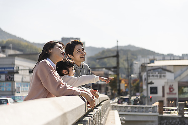 포토 JPG 주간 전통 응시 여자 남자 행복 문화 여유 어린이 40대 여행 가족 가족여행 한국 사랑 미소 사람 동양인 상반신 성인 야외 옆모습 세명 30대 기댐 한국인 가을 가리킴 체험 역사 전라북도 설레임 가을여행 국내여행 전주 청연루 가교 국내포토 자연요소 건축물 시선 계절 감정 아시아 뷰포인트 중년 컨셉 관계 모션 표정 인종 손짓 장년 전라도 파일형식 가을_계절