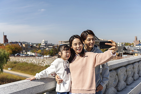 포토 JPG 주간 전통 응시 여자 남자 행복 문화 여유 어린이 40대 여행 가족 가족여행 한국 사랑 미소 사람 동양인 상반신 성인 야외 앞모습 옆모습 세명 30대 스마트폰 한국인 가을 체험 역사 셀프카메라 전라북도 설레임 가을여행 국내여행 전주 청연루 가교 국내포토 자연요소 건축물 시선 계절 감정 아시아 뷰포인트 중년 컨셉 관계 표정 인종 장년 핸드폰 스마트기기 사진촬영 전라도 파일형식 가을_계절