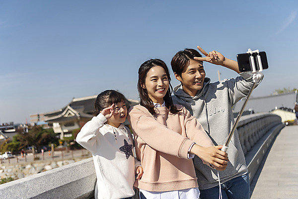 포토 JPG 주간 전통 응시 여자 남자 행복 문화 여유 어린이 40대 여행 가족 가족여행 한국 사랑 미소 사람 동양인 상반신 성인 야외 앞모습 세명 30대 한국인 가을 체험 역사 셀프카메라 전라북도 브이 설레임 가을여행 국내여행 셀카봉 전주 청연루 가교 국내포토 자연요소 건축물 시선 계절 감정 아시아 뷰포인트 중년 컨셉 관계 표정 인종 손짓 장년 사진촬영 전라도 파일형식 가을_계절