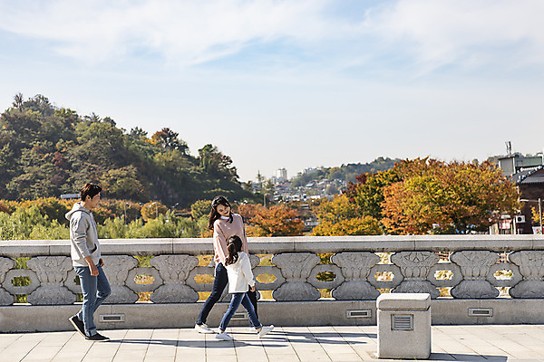 포토 JPG 주간 전신 구름 전통 응시 여자 남자 행복 문화 여유 어린이 40대 여행 가족 하늘 가족여행 한국 사랑 미소 사람 동양인 풍경 성인 야외 옆모습 세명 30대 걷기 한국인 가을 체험 역사 전라북도 설레임 가을여행 국내여행 전주 청연루 가교 국내포토 자연요소 건축물 시선 계절 감정 아시아 뷰포인트 중년 컨셉 관계 모션 표정 인종 장년 전라도 파일형식 가을_계절