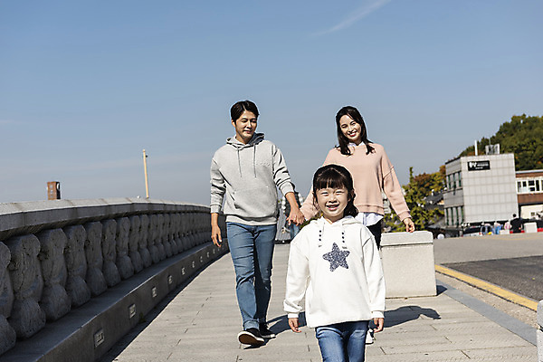 포토 JPG 주간 전신 전통 응시 여자 남자 행복 문화 여유 어린이 40대 여행 가족 가족여행 한국 사랑 미소 사람 동양인 상반신 성인 야외 앞모습 세명 30대 걷기 한국인 가을 체험 역사 전라북도 설레임 가을여행 국내여행 전주 청연루 국내포토 자연요소 시선 계절 감정 아시아 뷰포인트 중년 컨셉 관계 모션 표정 인종 장년 전라도 파일형식 가을_계절