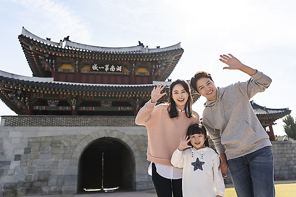 포토 JPG 주간 전통 응시 여자 남자 행복 문화 여유 어린이 로우앵글 40대 여행 가족 가족여행 한국 사랑 미소 사람 동양인 손짓 상반신 성인 야외 앞모습 세명 30대 한국인 가을 체험 역사 전라북도 손인사 설레임 가을여행 국내여행 전주 풍남문 국내포토 자연요소 시선 계절 감정 아시아 뷰포인트 중년 컨셉 관계 모션 표정 인종 장년 인사 전라도 파일형식 가을_계절