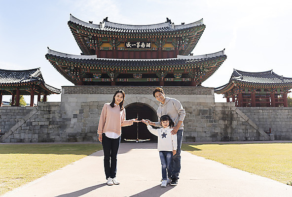 포토 JPG 주간 전신 전통 응시 여자 남자 행복 문화 여유 어린이 40대 여행 가족 가족여행 한국 사랑 서기 미소 사람 동양인 손짓 성인 야외 앞모습 옆모습 세명 30대 한국인 가을 체험 역사 전라북도 설레임 가을여행 국내여행 전주 풍남문 국내포토 자연요소 시선 계절 감정 아시아 뷰포인트 중년 컨셉 관계 모션 표정 인종 장년 전라도 파일형식 가을_계절