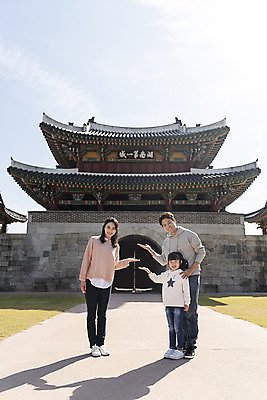 포토 JPG 주간 전신 전통 여자 남자 행복 문화 여유 어린이 40대 여행 가족 가족여행 안내 한국 사랑 서기 미소 사람 동양인 손짓 성인 야외 옆모습 세명 30대 한국인 가을 체험 역사 전라북도 설레임 가을여행 국내여행 전주 풍남문 국내포토 자연요소 계절 감정 아시아 뷰포인트 중년 컨셉 관계 모션 표정 인종 장년 전라도 파일형식 가을_계절