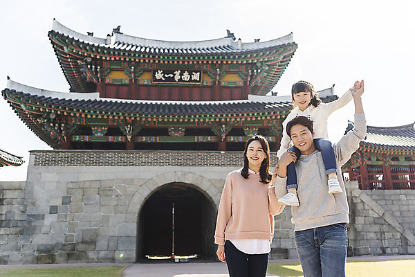 포토 JPG 주간 전신 전통 여자 남자 행복 문화 여유 어린이 40대 여행 가족 출입구 가족여행 한국 사랑 서기 미소 사람 동양인 상반신 성인 야외 앞모습 세명 30대 손들기 한국인 가을 체험 목말 역사 전라북도 즐거움 설레임 가을여행 국내여행 전주 풍남문 국내포토 자연요소 계절 감정 아시아 뷰포인트 중년 컨셉 관계 모션 표정 인종 장년 전라도 파일형식 가을_계절