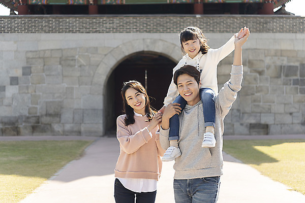 포토 JPG 주간 전신 전통 여자 남자 행복 문화 여유 어린이 40대 여행 가족 출입구 가족여행 한국 사랑 미소 사람 동양인 상반신 성인 야외 앞모습 세명 30대 손들기 한국인 가을 체험 목말 역사 전라북도 즐거움 설레임 가을여행 국내여행 전주 풍남문 국내포토 자연요소 계절 감정 아시아 뷰포인트 중년 컨셉 관계 모션 표정 인종 장년 전라도 파일형식 가을_계절