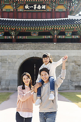 포토 JPG 주간 전신 전통 여자 남자 행복 문화 여유 어린이 40대 여행 가족 가족여행 한국 사랑 미소 사람 동양인 상반신 성인 야외 앞모습 세명 30대 손들기 한국인 가을 체험 목말 역사 전라북도 즐거움 설레임 가을여행 국내여행 전주 풍남문 국내포토 자연요소 계절 감정 아시아 뷰포인트 중년 컨셉 관계 모션 표정 인종 장년 전라도 파일형식 가을_계절