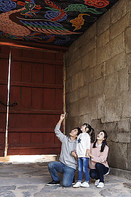 포토 JPG 주간 전신 전통 응시 여자 남자 행복 문화 여유 어린이 40대 여행 가족 가족여행 한국 사랑 설명 서기 사람 앉기 동양인 성인 야외 옆모습 세명 30대 전통문양 한국인 가을 가리킴 체험 역사 전라북도 설레임 가을여행 국내여행 전주 풍남문 국내포토 자연요소 문양 시선 계절 감정 아시아 뷰포인트 중년 컨셉 관계 모션 인종 손짓 장년 전라도 파일형식 가을_계절