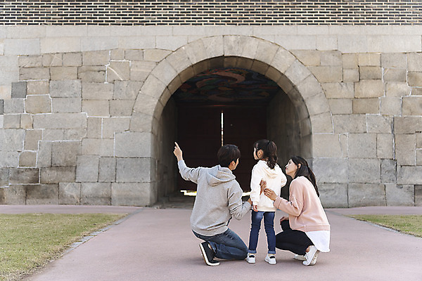 포토 JPG 주간 전신 전통 여자 남자 행복 문화 여유 어린이 40대 여행 가족 가족여행 한국 사랑 설명 사람 앉기 동양인 성인 야외 옆모습 뒷모습 세명 30대 한국인 가을 가리킴 체험 역사 전라북도 설레임 가을여행 국내여행 전주 풍남문 국내포토 자연요소 계절 감정 아시아 뷰포인트 중년 컨셉 관계 모션 인종 손짓 장년 전라도 파일형식 가을_계절