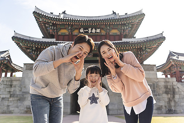 포토 JPG 주간 전통 응시 여자 남자 행복 문화 여유 어린이 로우앵글 40대 여행 가족 가족여행 한국 사랑 미소 사람 동양인 손짓 상반신 성인 야외 앞모습 세명 30대 외침 한국인 가을 체험 역사 전라북도 설레임 가을여행 국내여행 전주 풍남문 국내포토 자연요소 시선 계절 감정 아시아 뷰포인트 중년 컨셉 관계 모션 표정 인종 장년 소리 전라도 파일형식 가을_계절