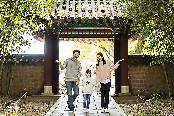 포토 JPG 주간 전신 전통 여자 남자 행복 문화 여유 어린이 40대 여행 가족 가족여행 한국 사랑 서기 미소 사람 동양인 손짓 성인 야외 앞모습 세명 30대 손잡기 한국인 가을 체험 역사 전라북도 전통문 설레임 가을여행 국내여행 전주 경기전 전주한옥마을 국내포토 자연요소 계절 감정 아시아 뷰포인트 중년 컨셉 관계 모션 표정 인종 장년 문 전라도 한옥마을 파일형식 가을_계절