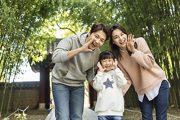 포토 JPG 주간 전통 응시 여자 남자 행복 문화 여유 어린이 로우앵글 40대 여행 가족 가족여행 한국 사랑 미소 사람 동양인 손짓 상반신 성인 야외 앞모습 세명 30대 외침 한국인 가을 체험 역사 전라북도 설레임 가을여행 국내여행 전주 경기전 전주한옥마을 국내포토 자연요소 시선 계절 감정 아시아 뷰포인트 중년 컨셉 관계 모션 표정 인종 장년 소리 전라도 한옥마을 파일형식 가을_계절