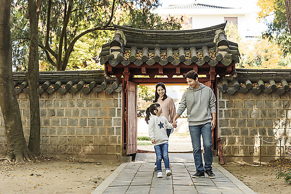 포토 JPG 주간 전신 전통 응시 여자 남자 행복 문화 여유 어린이 40대 여행 가족 가족여행 한국 사랑 미소 사람 동양인 성인 야외 앞모습 세명 30대 마주보기 걷기 손잡기 한국인 가을 체험 역사 전라북도 설레임 가을여행 국내여행 전주 기와담장 경기전 전주한옥마을 국내포토 자연요소 시선 계절 감정 아시아 뷰포인트 중년 컨셉 관계 모션 표정 기와 인종 장년 담장 전라도 한옥마을 파일형식 가을_계절