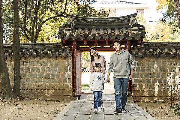 포토 JPG 주간 전신 전통 여자 남자 행복 문화 여유 어린이 40대 여행 가족 가족여행 한국 사랑 사람 동양인 성인 야외 앞모습 세명 30대 걷기 손잡기 한국인 가을 체험 역사 전라북도 설레임 가을여행 국내여행 전주 기와담장 경기전 전주한옥마을 국내포토 자연요소 계절 감정 아시아 뷰포인트 중년 컨셉 관계 모션 기와 인종 장년 담장 전라도 한옥마을 파일형식 가을_계절