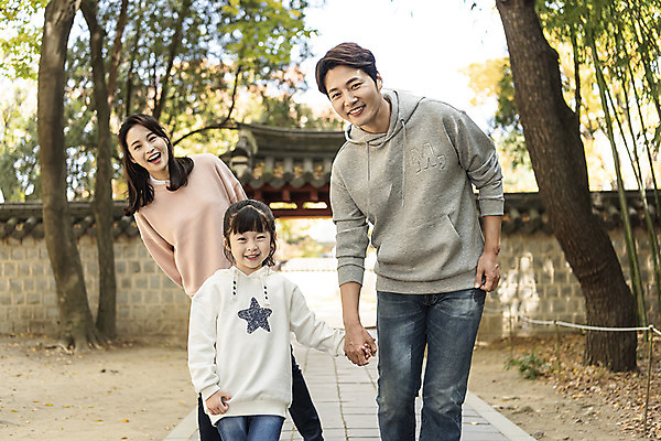 포토 JPG 주간 나무 전통 응시 여자 남자 행복 문화 여유 어린이 40대 여행 가족 가족여행 한국 사랑 미소 사람 동양인 상반신 성인 야외 앞모습 세명 30대 손잡기 한국인 가을 체험 역사 전라북도 설레임 가을여행 국내여행 전주 기와담장 경기전 전주한옥마을 국내포토 자연요소 식물 시선 계절 감정 아시아 뷰포인트 중년 컨셉 관계 모션 표정 기와 인종 장년 담장 전라도 한옥마을 파일형식 가을_계절