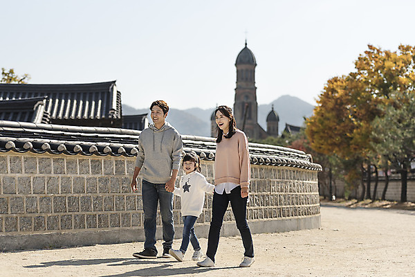 포토 JPG 주간 전신 전통 여자 남자 행복 문화 여유 어린이 40대 여행 가족 가족여행 한국 사랑 미소 사람 동양인 성인 야외 옆모습 세명 30대 걷기 손잡기 한국인 가을 체험 역사 전라북도 즐거움 설레임 가을여행 국내여행 돌담길 전주 경기전 전주한옥마을 국내포토 자연요소 계절 감정 아시아 길 뷰포인트 중년 컨셉 관계 모션 돌담 표정 인종 장년 전라도 한옥마을 파일형식 가을_계절