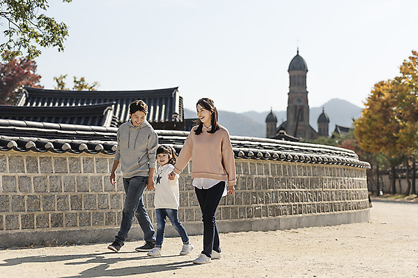포토 JPG 주간 전신 전통 여자 남자 행복 문화 여유 어린이 40대 여행 가족 가족여행 한국 사랑 미소 사람 동양인 성인 야외 옆모습 세명 30대 걷기 손잡기 한국인 가을 체험 역사 전라북도 설레임 가을여행 국내여행 돌담길 전주 경기전 전주한옥마을 국내포토 자연요소 계절 감정 아시아 길 뷰포인트 중년 컨셉 관계 모션 돌담 표정 인종 장년 전라도 한옥마을 파일형식 가을_계절
